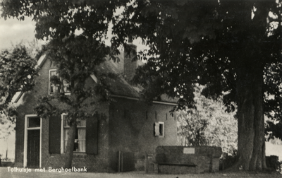 16584 Gezicht op de voor- en rechtergevel van het tolhuis met de Berghoefbak te Linschoten.N.B. De gemeente Linschoten ...